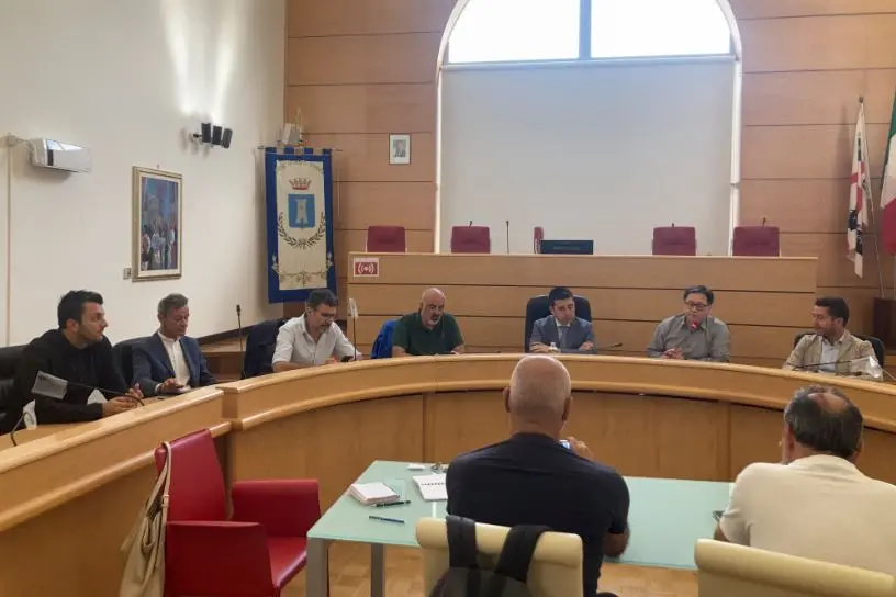 Confronto con i sindacati nell'aula consiliare (foto Pala)