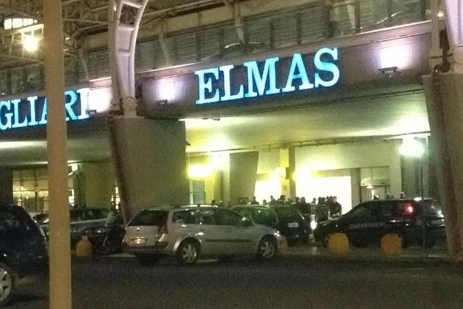 Le forze dell'ordine all'aeroporto di Elmas