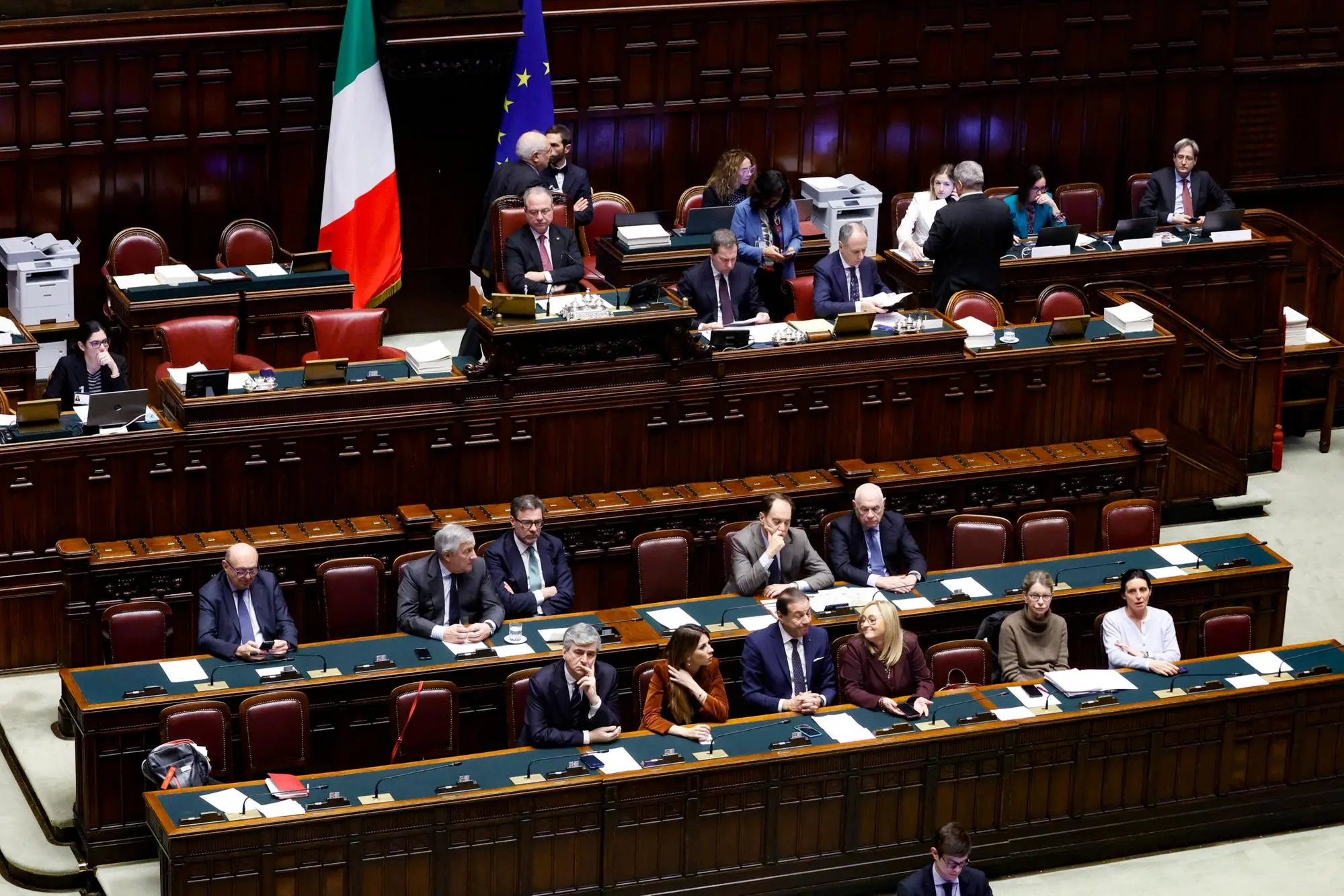 I banchi del governo durante le dichiarazioni sul voto finale delle Legge di Bilancio 2026 (ANSA/FABIO FRUSTACI)