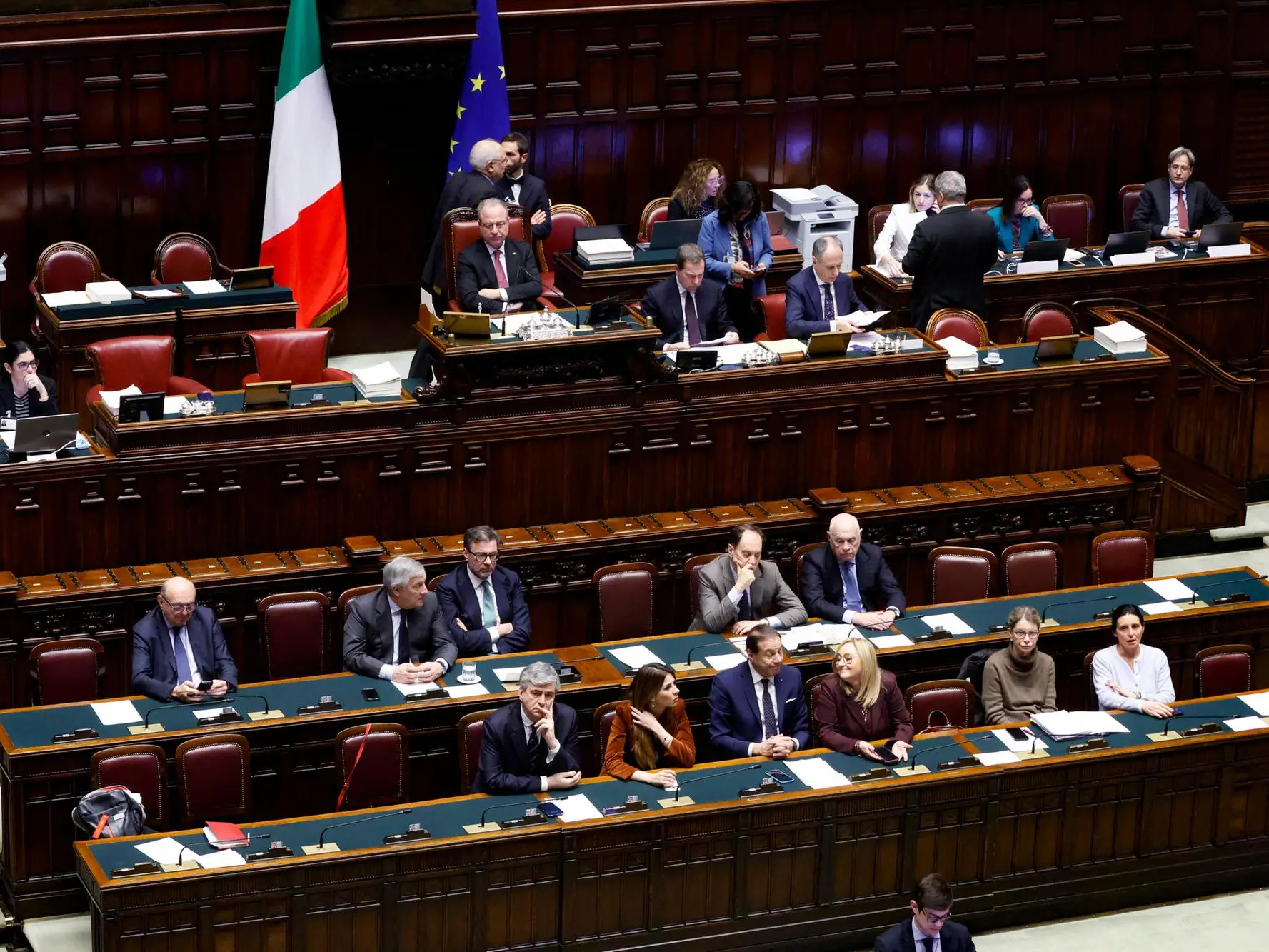 I banchi del governo durante le dichiarazioni sul voto finale delle Legge di Bilancio 2026 (ANSA/FABIO FRUSTACI)