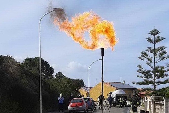 Sant'Antioco, il gas termina di bruciare