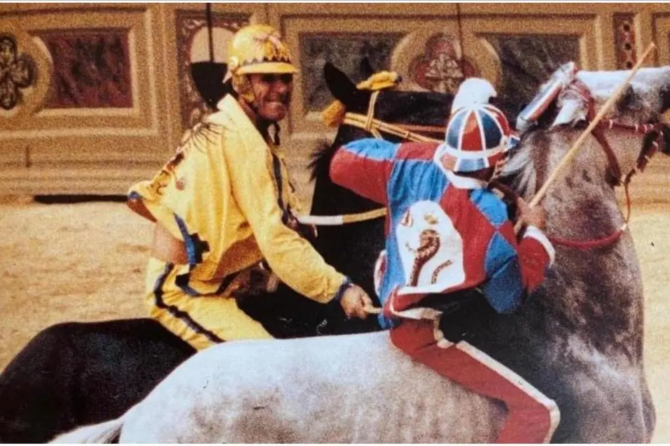 Il mitico duello tra Aceto e Legno a Siena durante il Palio di Agosto del1992