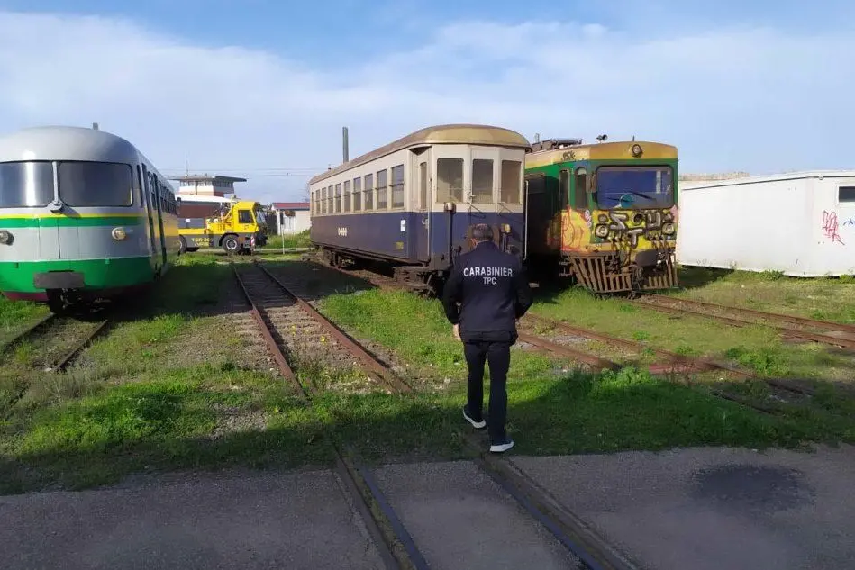 Treni storici abbandonati, scattano i sequestri