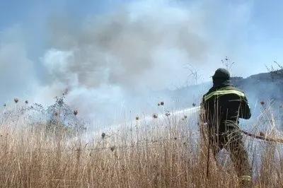 Un vigile del fuoco in azione
