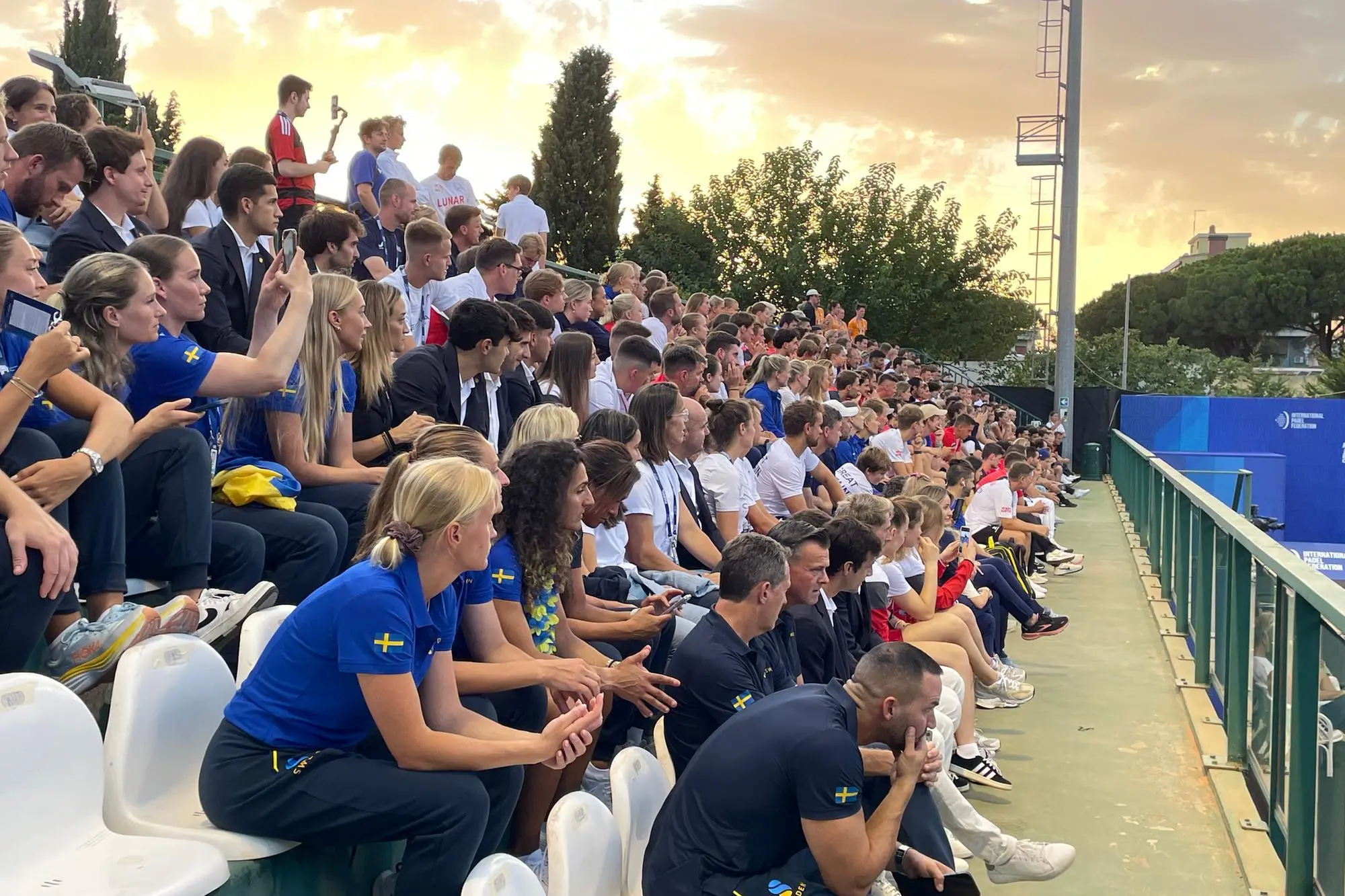 Le nazionali partecipanti agli Europei di padel nella cerimonia inaugurale al Tennis Club Cagliari (foto Spignesi)