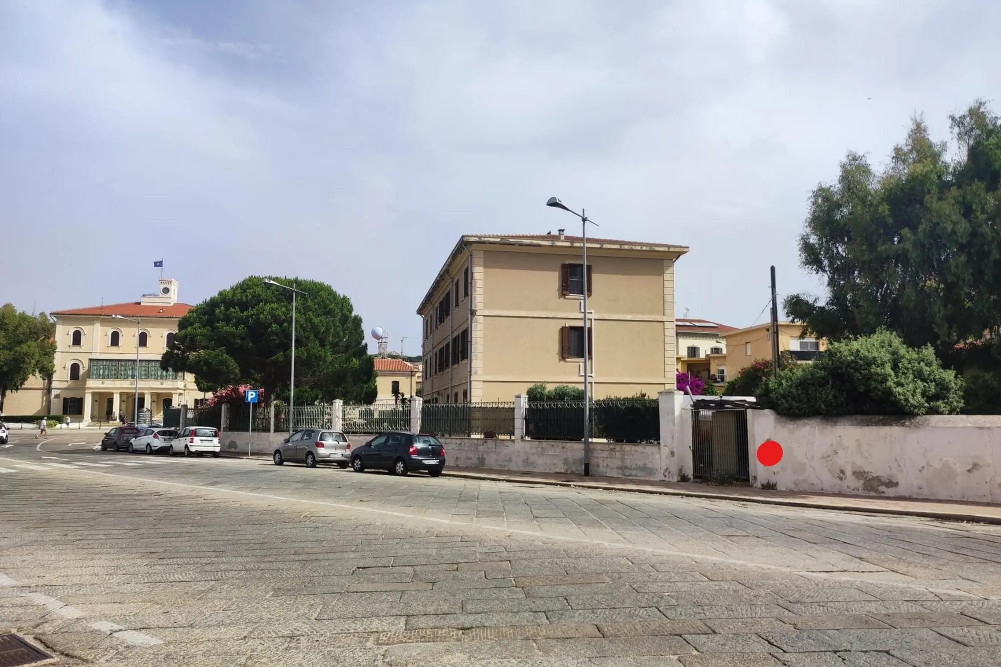 La Maddalena, la zona di Piazza Comando dove sarà installato uno dei punti di ricarica per auto elettriche (foto Ronchi)