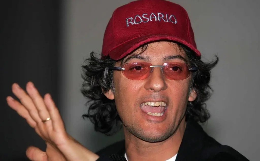 Fiorello nasce a Catania, il primo di quattro fratelli