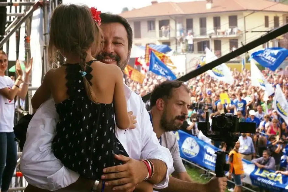 Matteo Salvini sul palco di Pontida (Ansa)