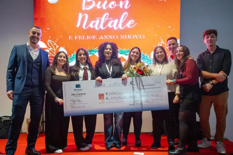 L'assegno destinato all'Aism (foto concessa)