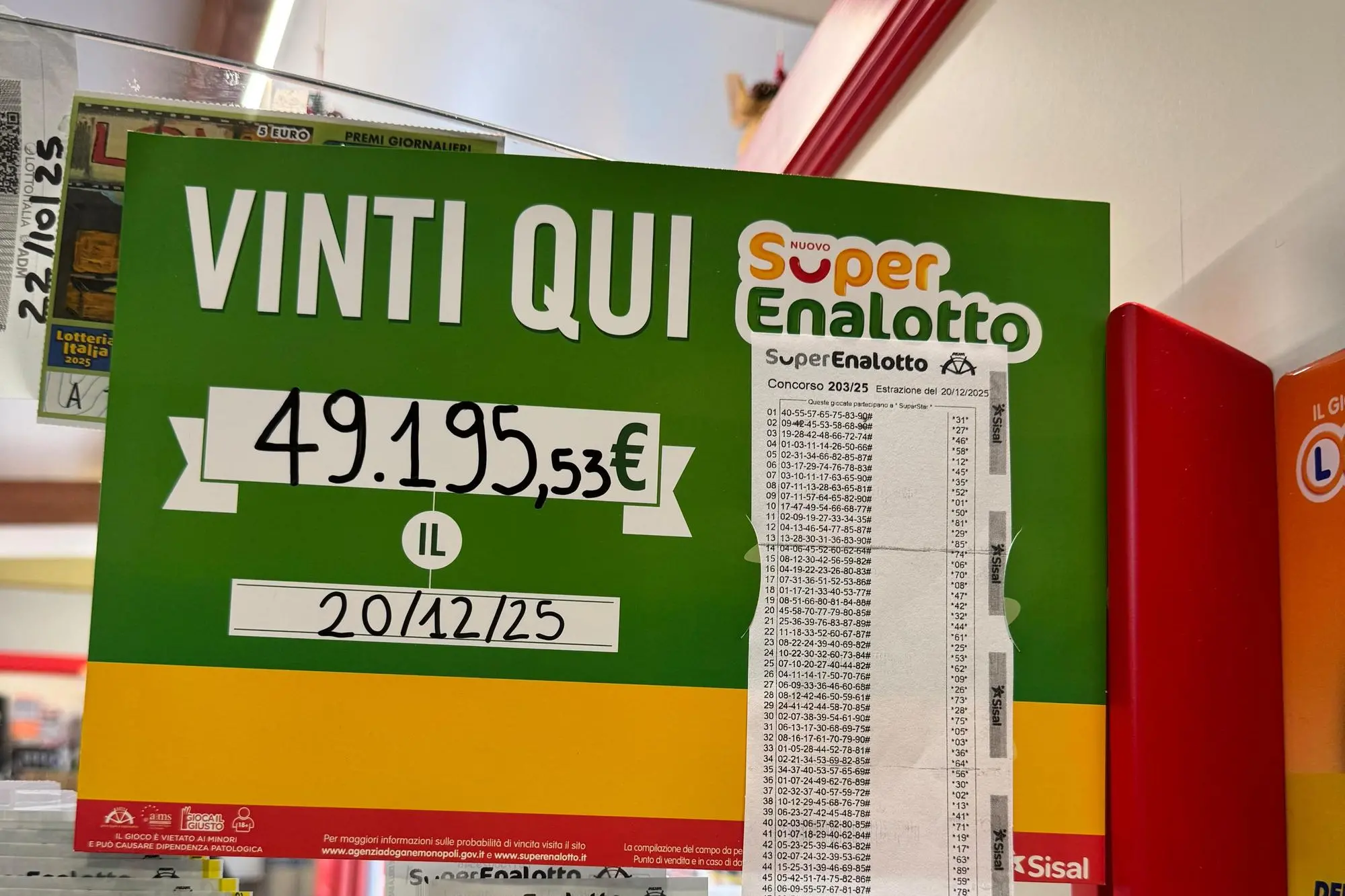 Il cartello esposto nella ricevitoria (Foto: Fabio Murru)