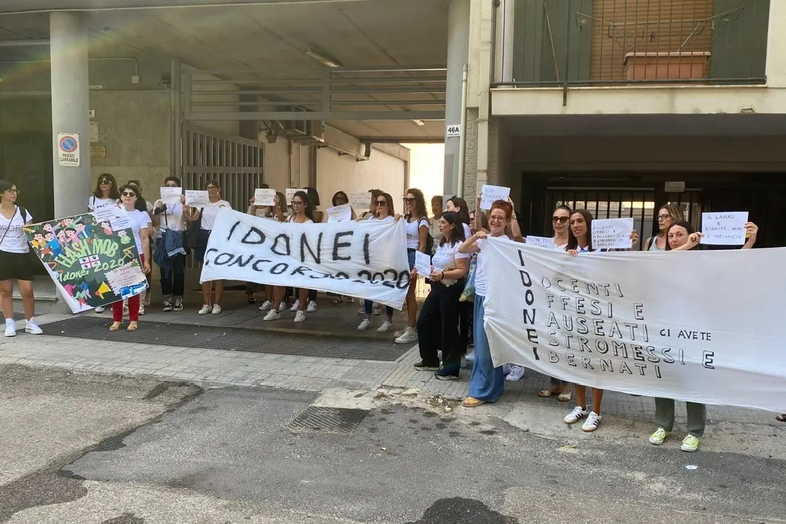 Una recente protesta degli insegnanti precari vincitori di concorso, davanti all'Ufficio scolastico regionale