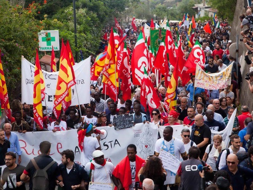 Riace, migliaia di manifestanti in marcia: &quot;Solidarietà a Lucano&quot;