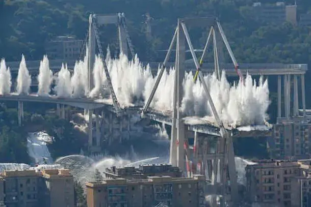 La demolizione del Ponte Morandi (Archivio L'Unione Sarda)