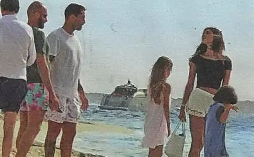 Marco Borriello e Belen Rodriguez in vacanza a Formentera con amici e parenti (foto del settimanale Spy)