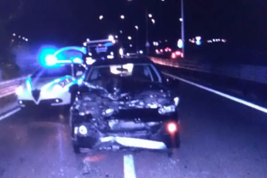 Una delle auto coinvolte nell'incidente (foto polizia municipale di Cagliari)