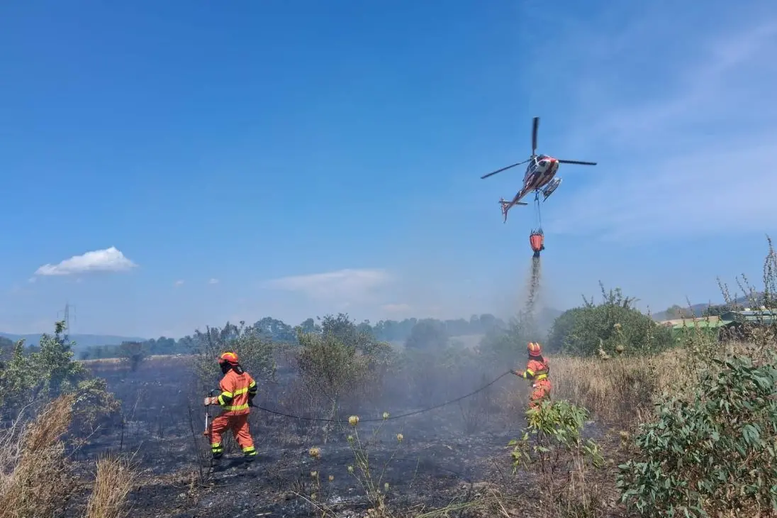 Soccorsi in azione nell'incendio che si è sviluppato al lato della SP85