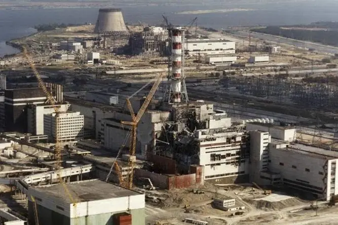 26 aprile 1986, ore 1.23: il reattore numero 4 della centrale nucleare di Chernobyl, in Ucraina, a pochi chilometri dal confine con la Bielorussia (entrambe, all'epoca, facenti parte dell'Urss), esplode, per negligenza del personale addetto e per assoluta mancanza di manutenzione e misure di prevenzione. È l'inizio del più grande disastro nucleare della storia. Oltre 60 le vittime della deflagrazione, ma migliaia saranno i morti causati dalle radizioni nelle settimane e negli anni successivi. Decine di migliaia gli sfollati. La tragedia terrà l'Europa con il fiato sospeso, per le possibili ripercussioni dovute alla nube tossica prodotta. Inizia allora la presa di coscienza della popolazione mondiale sui rischi del nucleare, che porteranno a manifestazioni in diversi Paesi per chiedere lo stop alle centrali atomiche. Un dibattito che ancora oggi non si è concluso. (Unioneonline/L)