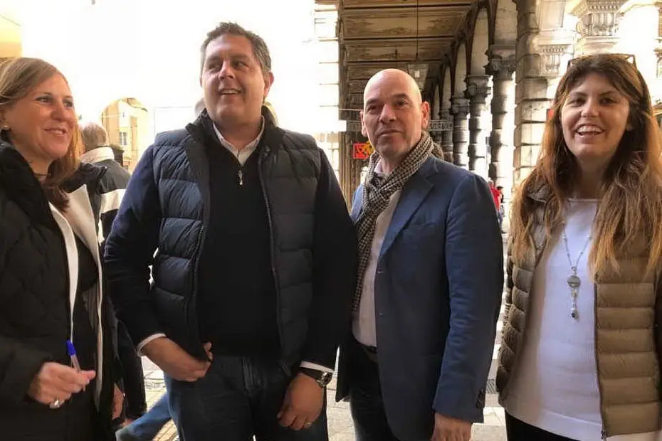 A Genova si è presentato anche Giovanni Toti, presidente della Regione Liguria (nella foto il secondo da sinistra)