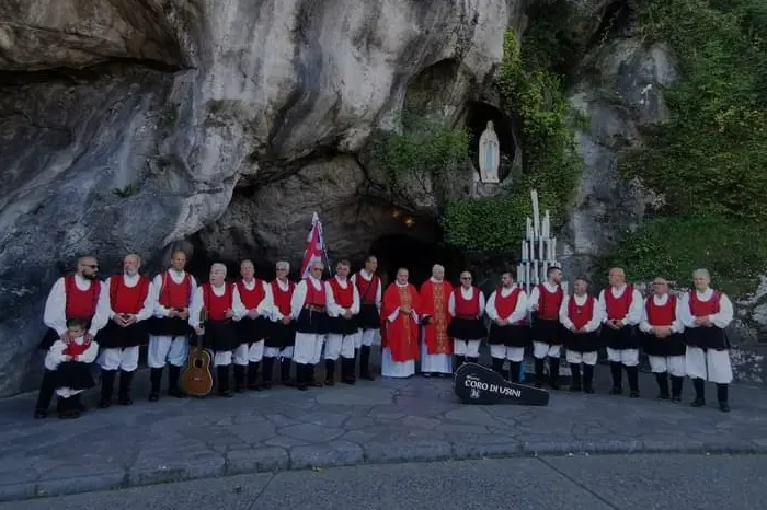 Il coro di Usini nella grotta di Lourdes (foto concessa)