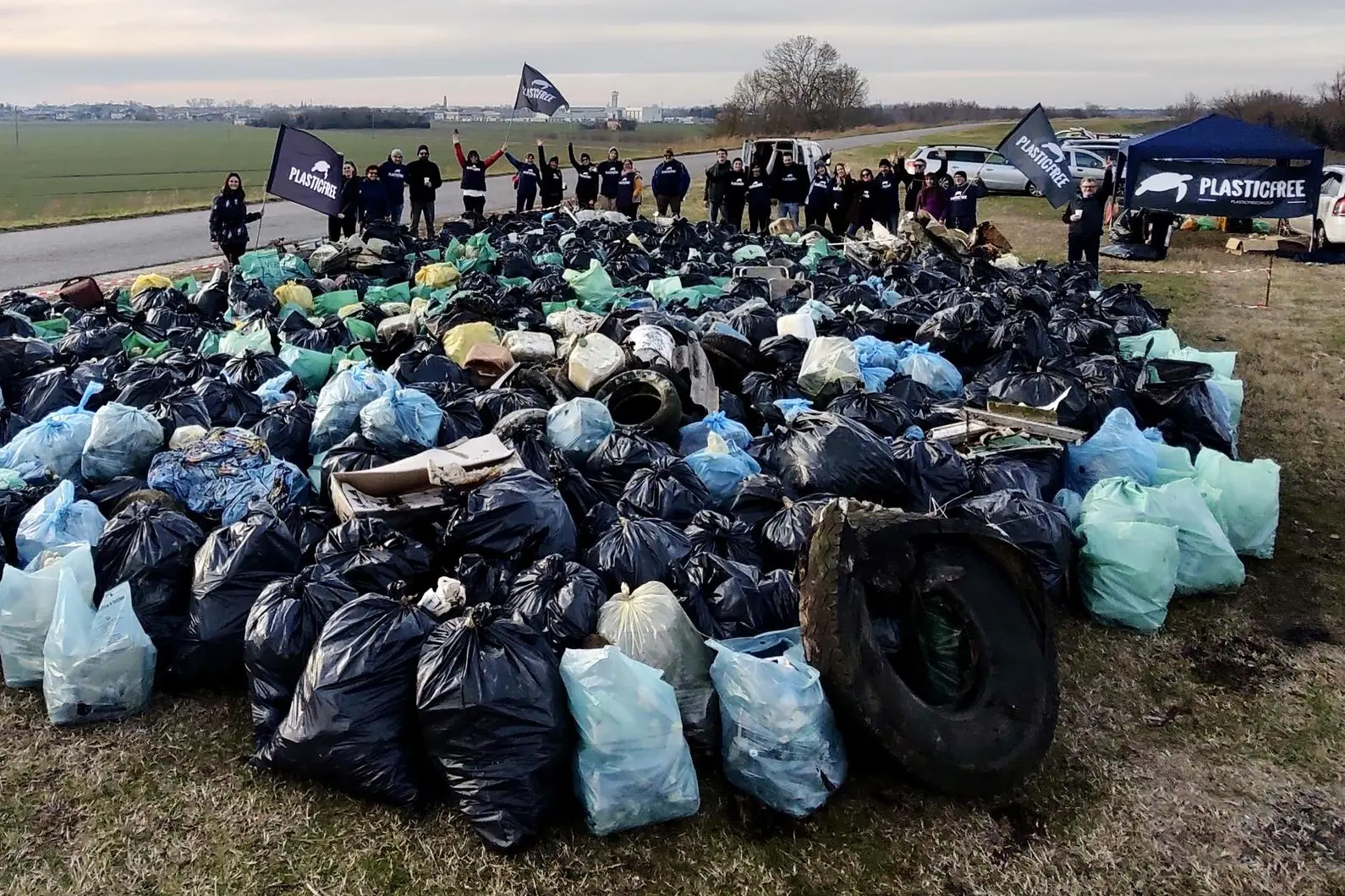 Volontari impegnati nella raccolta della plastica (foto concessa)