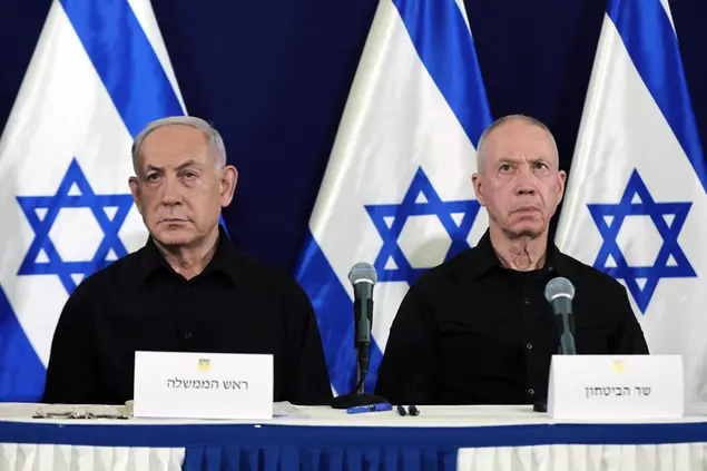 Netanyahu e l'ex ministro Gallant (Ansa-Epa)