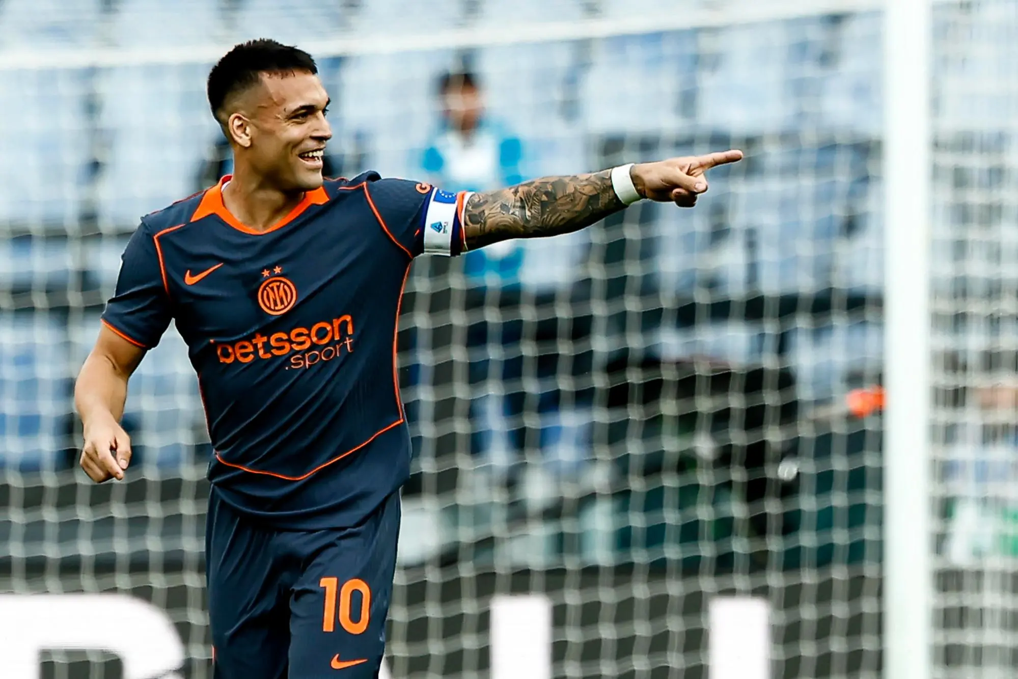 Inter’s Lautaro Martinez (L) jubilates with his teammates after scoring the 0-1 goal during the Italian Serie A soccer match SS Lazio vs FC Inter at the Olimpico stadium in Rome, Italy, 09 May 2026. ANSA/ANGELO CARCONI