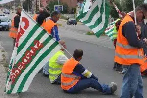 blocco della strada Buddi Buddi gli operai non vengono pagati da mesi - Sassari