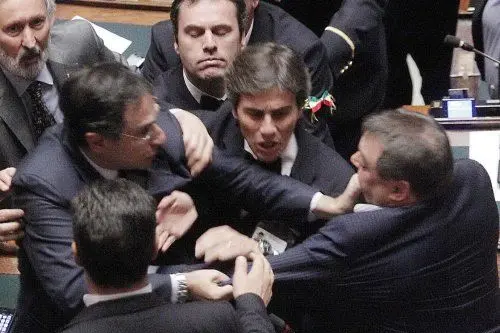 Claudio Barbaro del Fli (S) e Fabio Rainieri della Lega (D) durante la lite dopo un intervento di Reguzzoni che chiedeva le dimissioni di Fini alla Camera