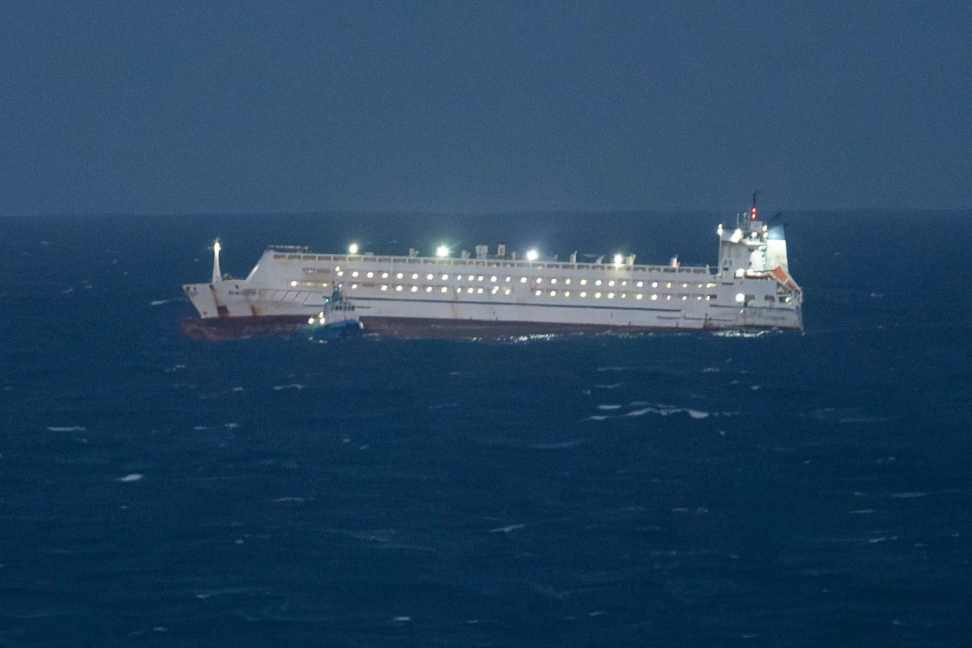 La Blue Ocean A durante le operazioni di salvataggio (Archivio L'Unione Sarda)