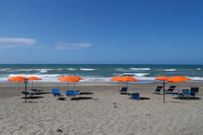 Turismo, Cgil: “Irregolarità sul lavoro nel 70% dei casi” (immagine simbolo, foto Ansa)