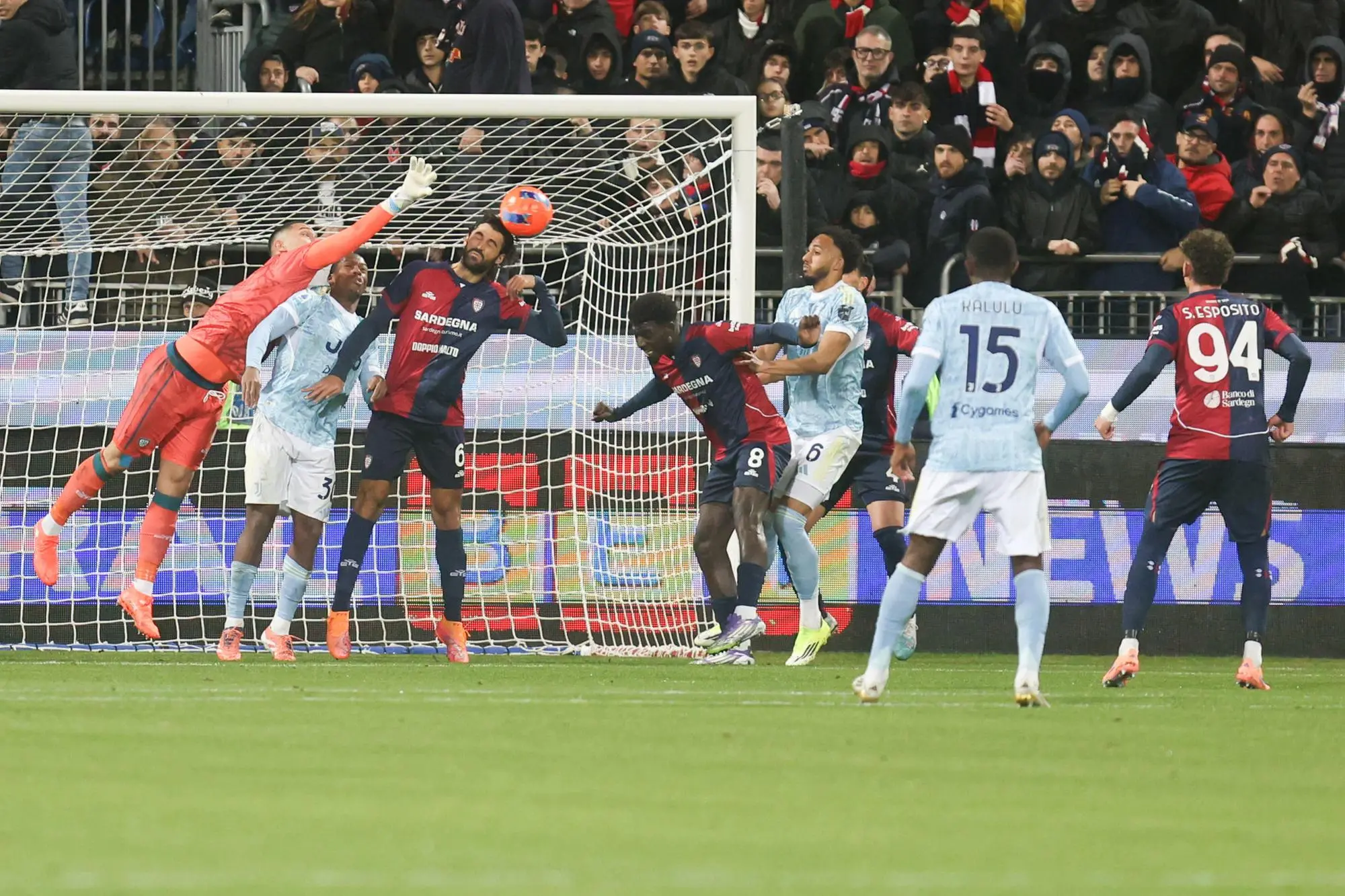 Sebastiano Luperto respinge di testa in Cagliari-Juventus (foto Ansa)