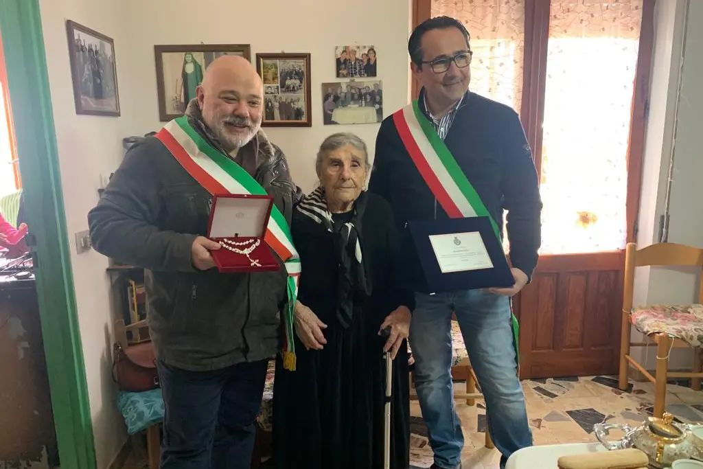 Gioachina Cabras tra i sindaci di Talana, Christian Loddo (a sinistra), e Lotzorai, Cesare Mannini