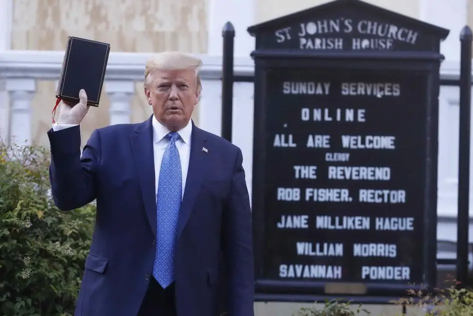 Trump mostra la Bibbia (Ansa)
