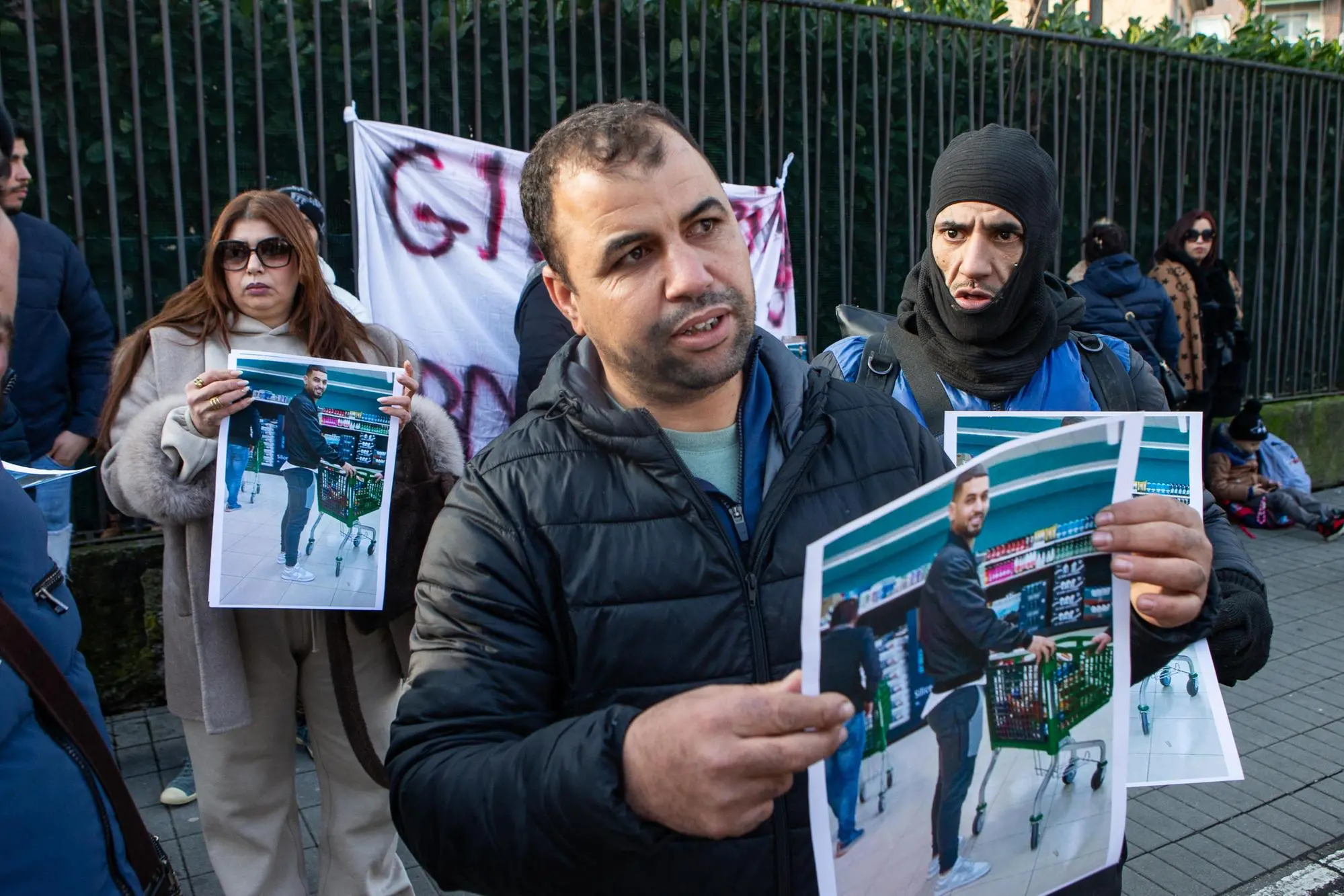 Il presidio in piazzale Corvetto a Milano da parte di amici e parenti in ricordo di Abderrahim Manosouri, spacciatore ucciso nella sparatoria al bosco di Rogoredo (Ansa)