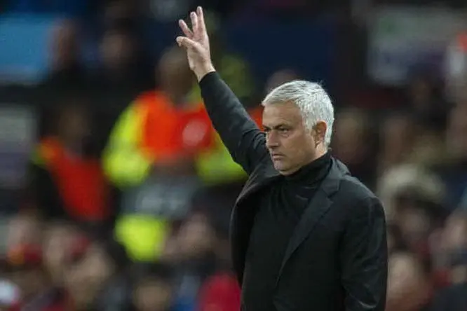 Il gesto di Mourinho a Manchester (Ansa)