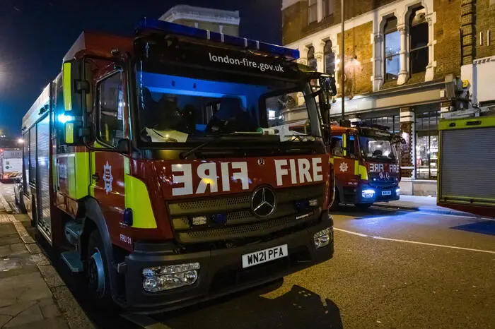 Vigili del fuoco a Londra (foto Ansa/Epa)