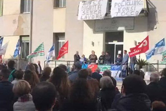 Una manifestazione dei dipendenti davanti al Policlinico (L'Unione Sarda - Calvi)