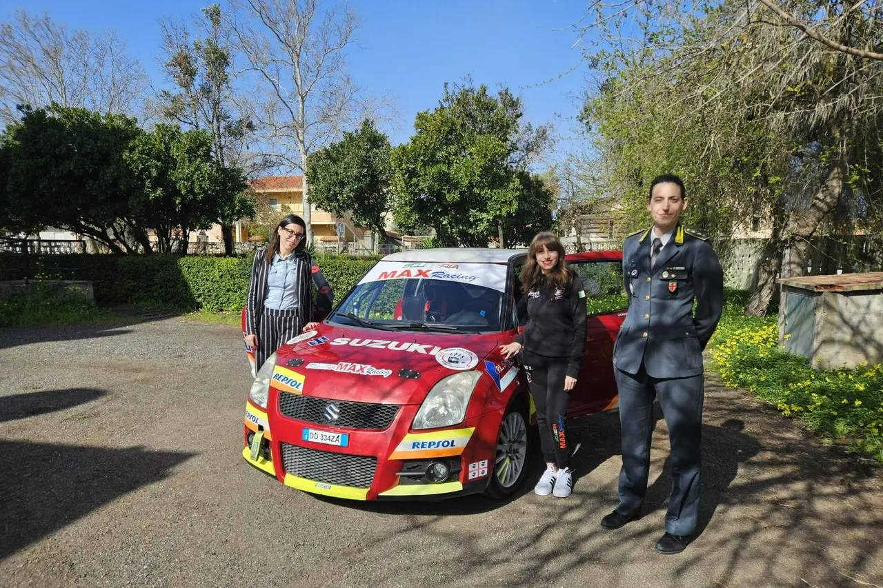 Nella foto concessa dal Comune Ilenia Pisano, arbitra e ingegnera, Margherita Valente, Capitana della Guardia di Finanza e Silvia Piras, navigatrice di rally