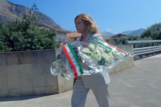 Meloni depone un mazzo di fiori alla stele dedicata a Falcone