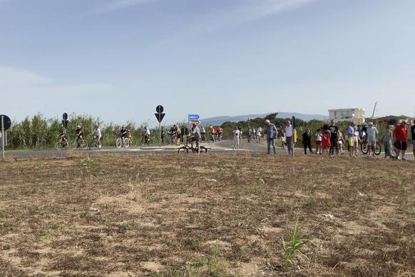 Cabras, la protesta salta in sella: “Vogliamo la pista ciclabile verso Torregrande”