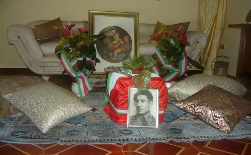 La piccola bara (nella casa di Maracalagonis) con i resti del soldato ucciso in Spagnia 80 anni fa