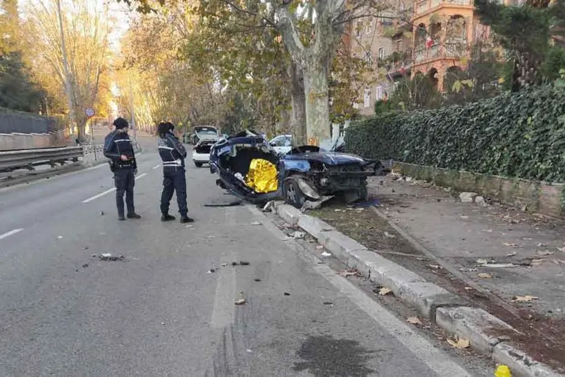 Erano sorelle le due ragazze morte nell'incidente all'alba in via Cilicia a Roma dove un'auto è finita contro un albero, 19 dicembre 2021. A quanto ricostruito dalla polizia locale, al volante c'era la più grande, che aveva 23 anni. Non è escluso che le ragazze, che abitavano in zona Centocelle, stessero tornando a casa quando è avvenuto lo schianto. La macchina nell'impatto si è accartocciata. ANSA/VIGILI URBANI +++ ANSA PROVIDES ACCESS TO THIS HANDOUT PHOTO TO BE USED SOLELY TO ILLUSTRATE NEWS REPORTING OR COMMENTARY ON THE FACTS OR EVENTS DEPICTED IN THIS IMAGE; NO ARCHIVING; NO LICENSING +++