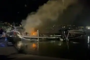 La barca avvolta dalle fiamme (foto da frame video)