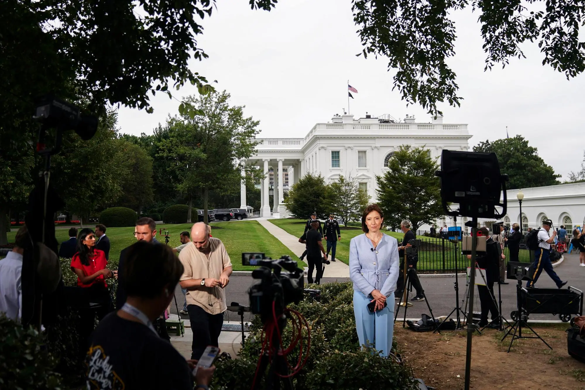 epa12308241 Members of the media report ahead of US President Donald Trump's meeting with Ukraine's President Volodymyr Zelensky and European leaders at the White House, Washington, DC, USA, 18 August 2025. US President Trump is meeting with European leaders and President Zelensky to discuss the conflict between Ukraine and Russia. EPA/WILL OLIVER