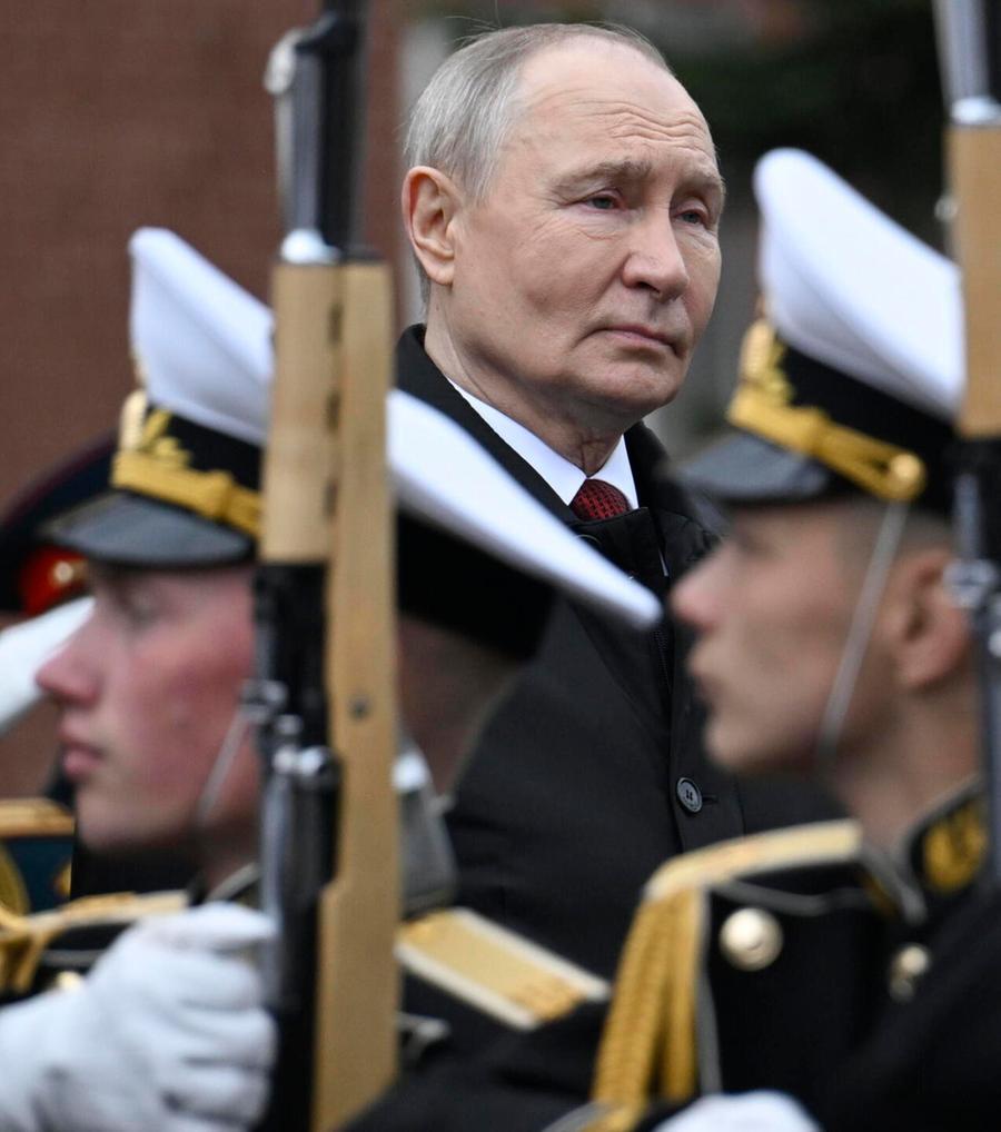 «In lotta con tutta la Nato», per Putin parata in tono minore