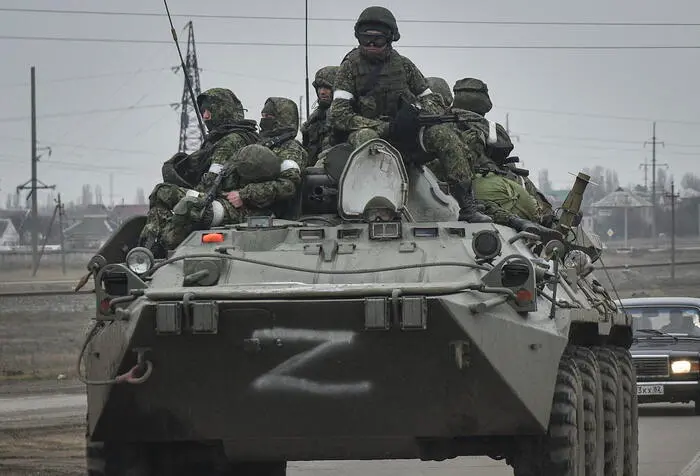 Un carro armato co la Z, simbolo dell'offensiva russa (Ansa-Epa)