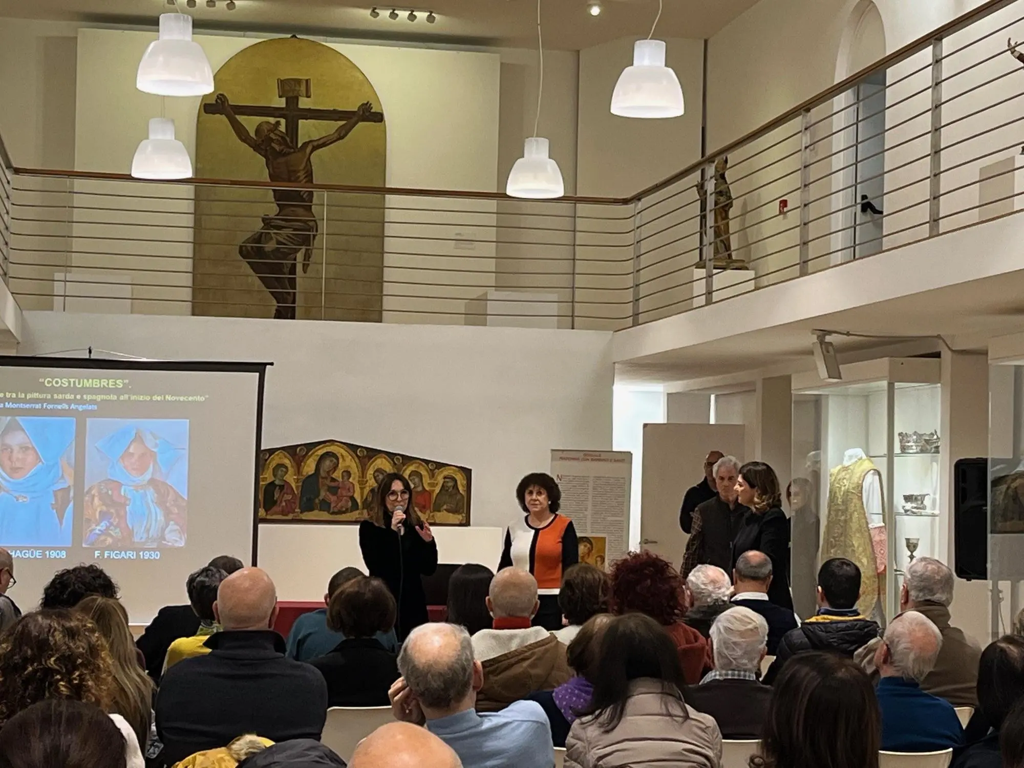 La storica dell'arte Montserrat Fornells durante la conferenza al Museo diocesano arborense. Foto Mocci