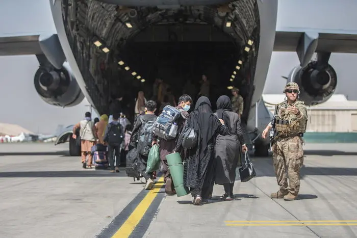 Un aereo in partenza dall'aeroporto di Kabul (Ansa)