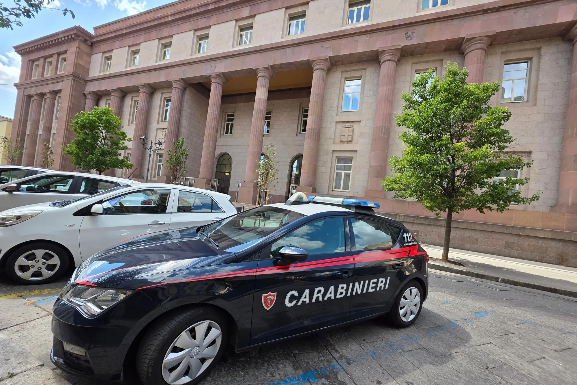 Carabinieri davanti al tribunale