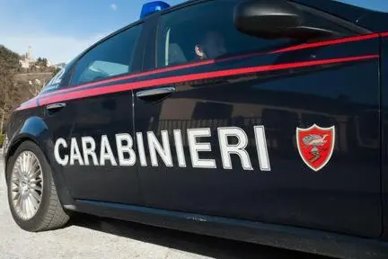 Un'auto dei carabinieri (foto Ansa)